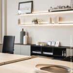 Werktafels in een homeoffice gemaakt van decoratief plaatmateriaal met een blonde houtstructuur, de S138 Esperia van Cleaf