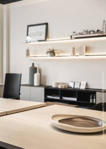 Werktafels in een homeoffice gemaakt van decoratief plaatmateriaal met een blonde houtstructuur, de S138 Esperia van Cleaf