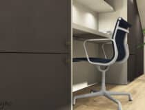 Render van een bureau met stoel en kastenwand uitgewerkt in de UA99 Priomofiore van Cleaf, welke een lichtgrijs leerstructuur heeft, met planken in de FA44 van Cleaf, een decoratief plaatmateriaal met lichte linnenstructuur.