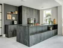 Keuken met kookeiland, ontworpen in het decoratieve plaatmateriaal Burned Black, een zwart decor met de beleving van verbrand hout, uit de HPL Specials collectie van DecoLegno