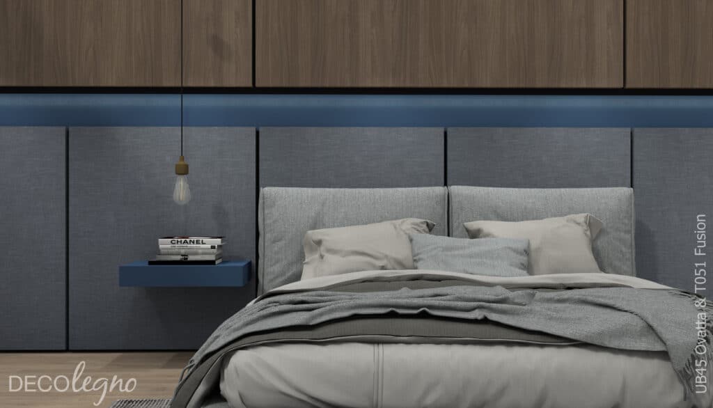 Render bedachterwand in slaapkamer in decoratief plaatmateriaal UB45 Ovatta mat blauw met T051 Fusion denim blauw in echte stof