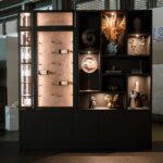 Brave Bronze decoratieve achterwand in open wandkast decoratief plaatmateriaal in steenstructuur met gouden aders in HPL van Cleaf