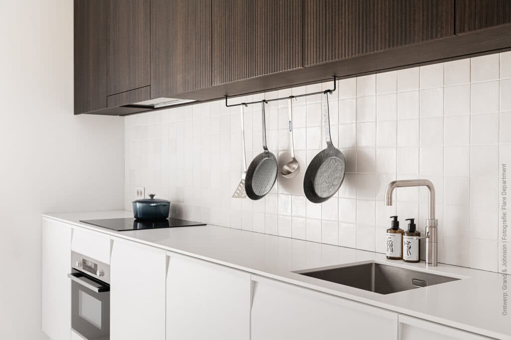 Moderne witte keuken met bovenkasten in een warme houtlook, de LR29 Riga van Cleaf