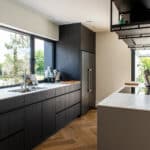 S176 Corteccia moderne keuken met fronten in decoratief plaatmateriaal donker gevlamd hout decor