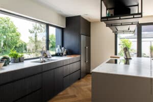 S176 Corteccia moderne keuken met fronten in decoratief plaatmateriaal donker gevlamd hout decor