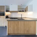 Keuken in blonde houttint decoratief plaatmateriaal