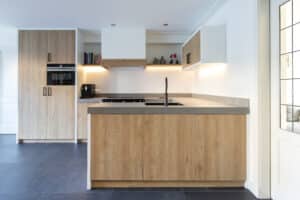 Keuken in blonde houttint decoratief plaatmateriaal