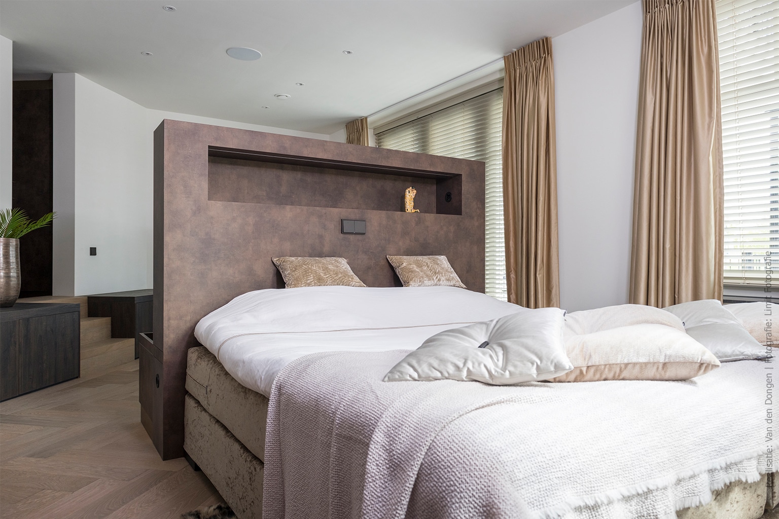 Luxe bed achterwand in leerlook in Middelharnis