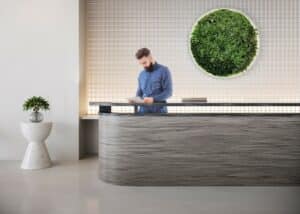 balie met solid surface materiaal houtdecor bruin