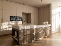 Moderne keuken, gerealiseerd in de FA84 Reflex van Cleaf, met warme bronzen invloeden, inclusief ruim kookeiland en gouden details