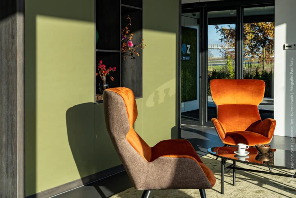 Zithoek met kast in UB54 Ovatta en S171 Bruciato met oranje stoelen