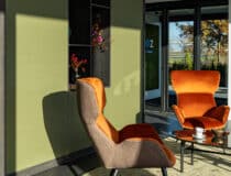 Zithoek met kast in UB54 Ovatta en S171 Bruciato met oranje stoelen