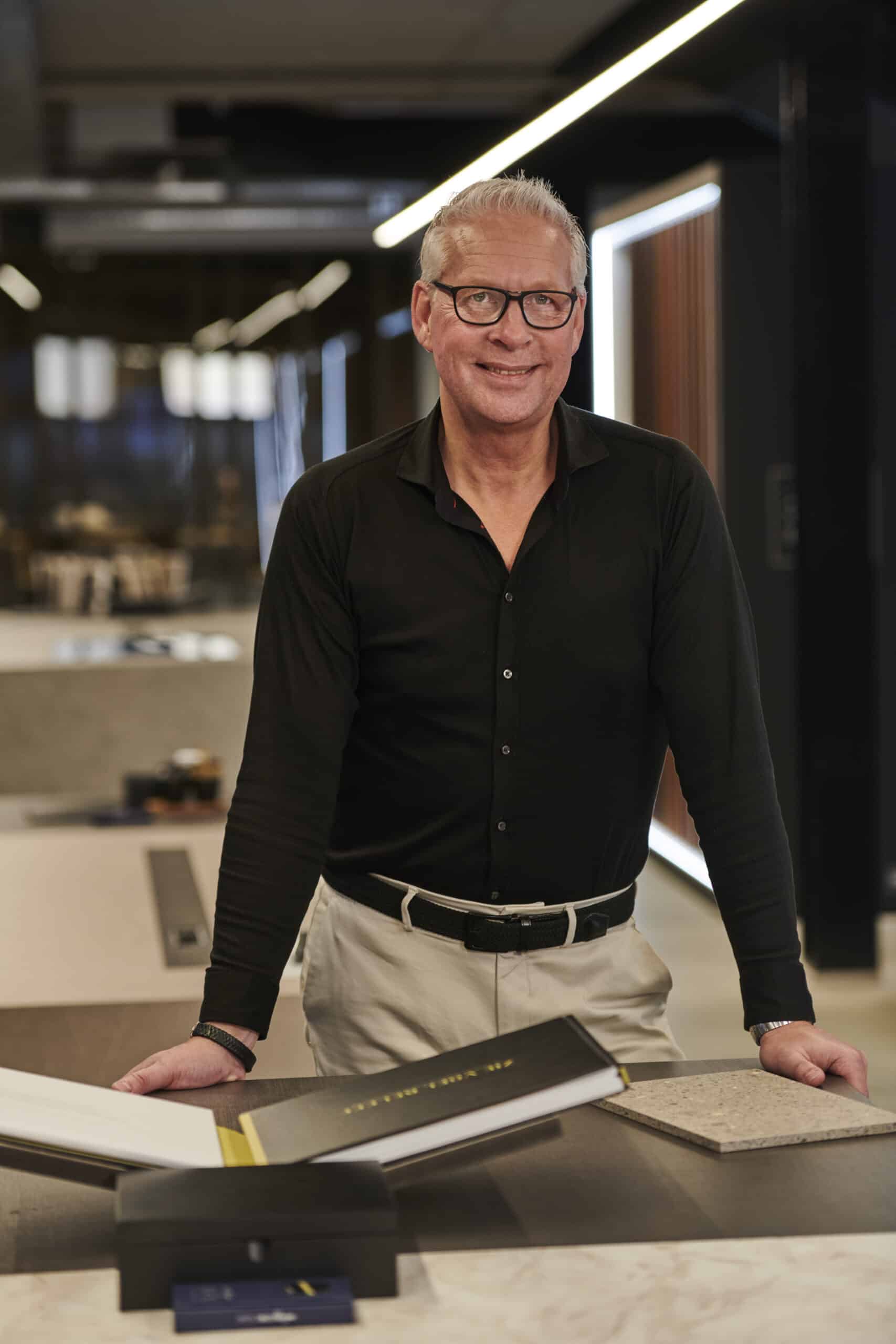 Portretfoto van Michel Deen, werknemer Business Developer, in de showroom van DecoLegno