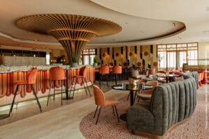 In een sfeervol restaurant van het Van Der Valk Hotel Eindhoven, zijn speelse ornamenten te zien die uitwaaieren op het plafond. Deze zijn gerealiseerd met decoratief plaatmateriaal met een blonde eikenhout structuur, de S128 Pembroke van Cleaf.