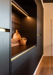 Wandkast in een keuken uitgevoerd in donkergrijs decoratief plaatmateriaal met een gemêleerd decor met de structuur van luxe zijdedraad, de FB08 Reflex van Cleaf.