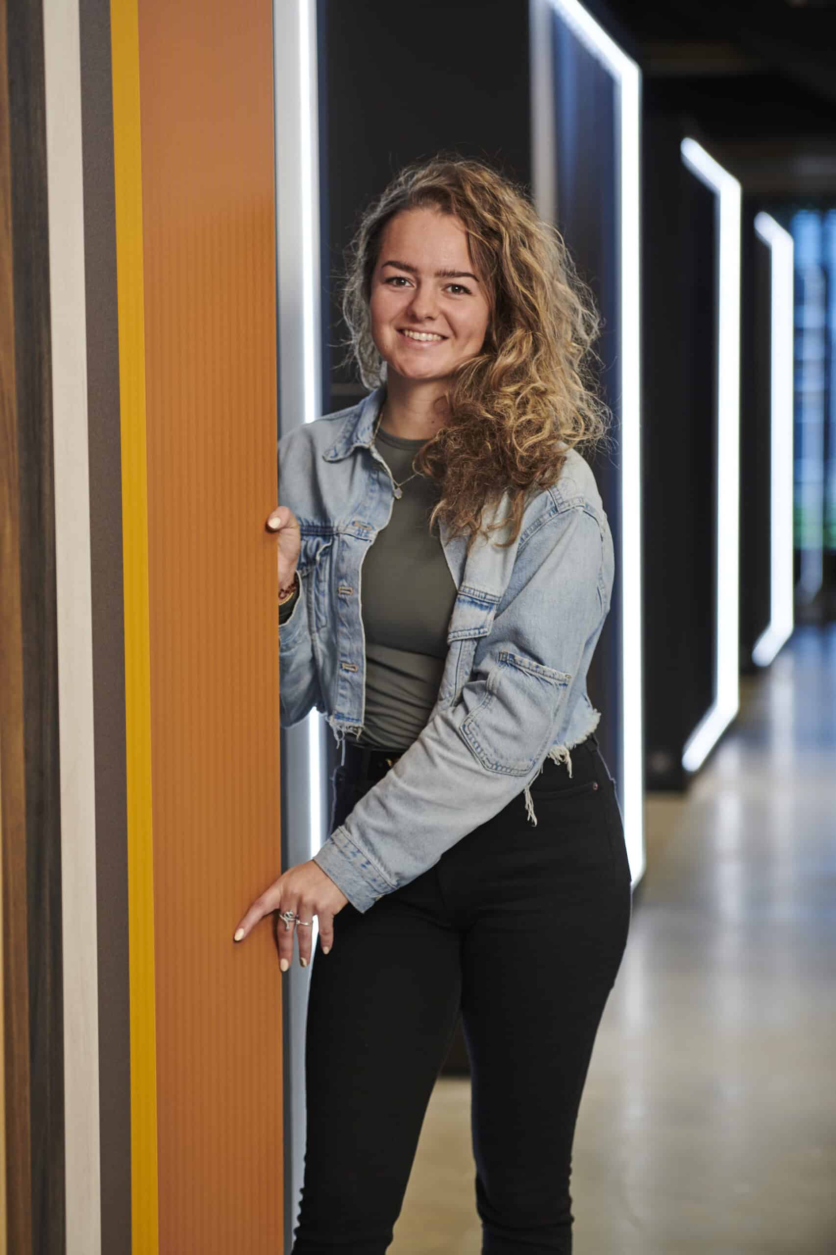 Portretfoto van Julia van Meeteren, medewerker Interieur Adviseur, in de showroom van DecoLegno