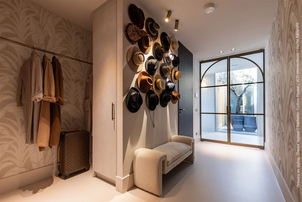 Royale entree met een garderobe, welke is gerealiseerd in de FB45 Mosaico, welke het decor van gevlochten leer in een zachte champagne kleur heeft.