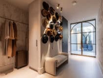 Royale entree met een garderobe, welke is gerealiseerd in de FB45 Mosaico, welke het decor van gevlochten leer in een zachte champagne kleur heeft.