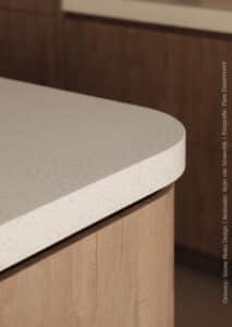 Een moderne keuken met ronde vormen in decoratief plaatmateriaal in de mat bruine S076 Sherwood perfect gecombineerd met het gekorrelde decor van het solid surface materiaal TS070 Gadthena