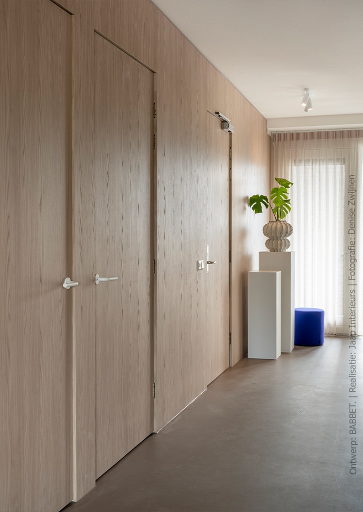 Lange hal met wanden en deuren in blond hout S164 Fronda