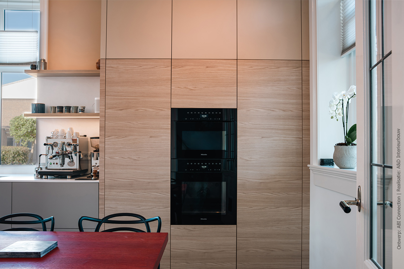 Hoge keukenkast in moderne keuken met blonde houtstructuur S164 Fronda