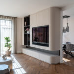 Cinewall gerealiseerd met lichtbeige HM01 Piombo en donkerbruine houtlook van S181 Quercia, met vakken en afgeronde vormen.