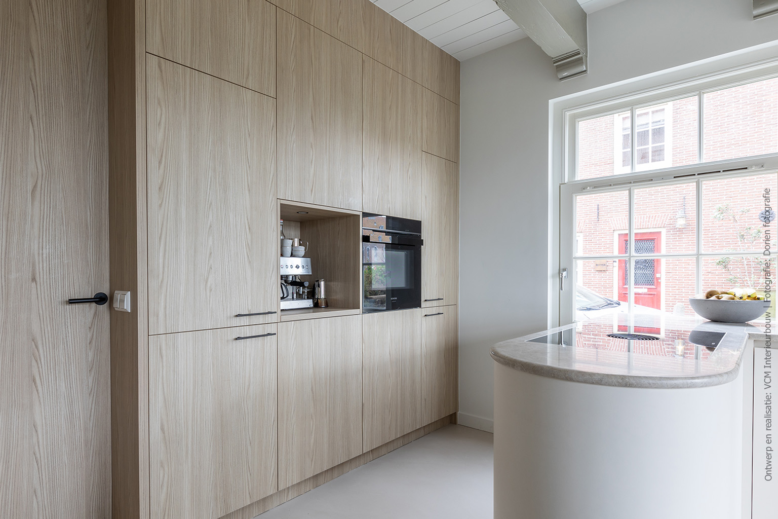 Hoge kasten in moderne keuken met de blonde houtlook S164 Fronda