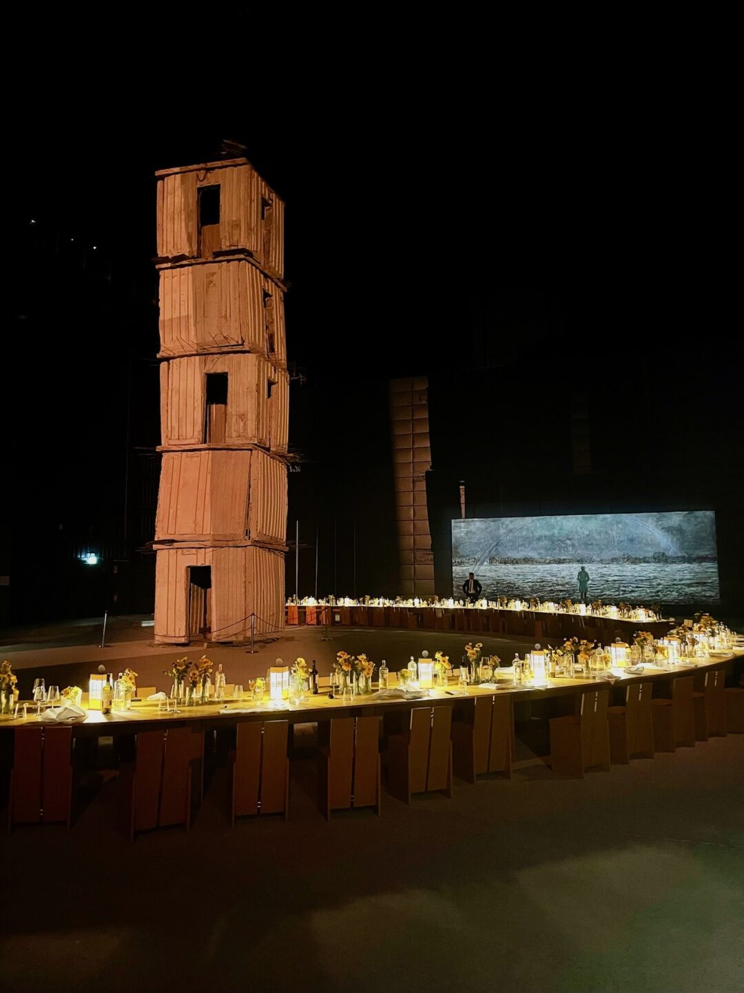 De tafel in de kunstinstallatie van Calvi Brambilla en Partners in de Pirelli HangarBicocca, welke Cleaf tijdens Milan Design week presenteerden