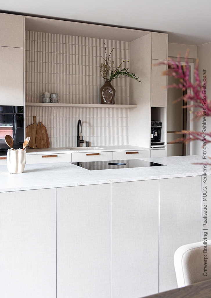 Woonkeuken uitgevoerd in decoratief plaatmateriaal met linnenstructuur in FA44 Penelope in lichtbeige