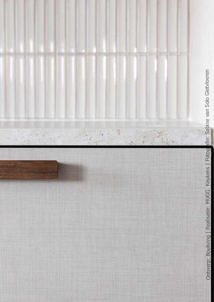 Woonkeuken uitgevoerd in decoratief plaatmateriaal met linnenstructuur in FA44 Penelope in lichtbeige