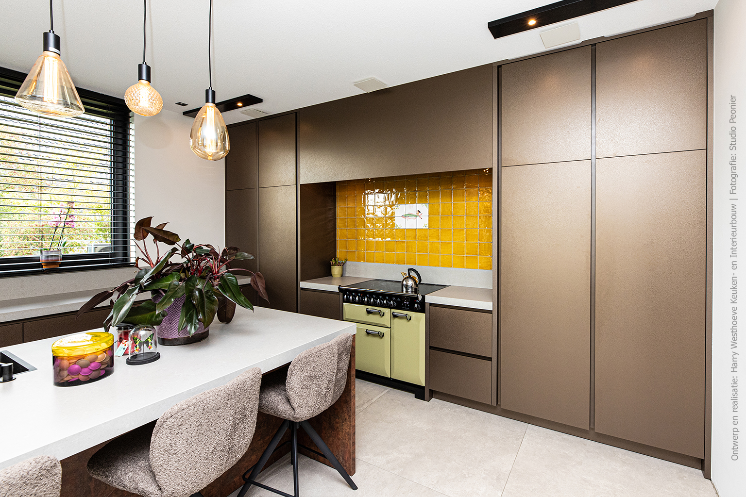 Keukenkasten in Cleaf FA84 Idea met goud-koperen look en subtiele aluminiumstructuur