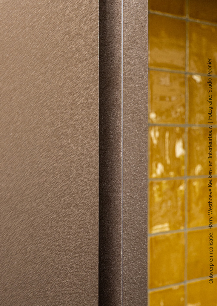 Keukenkasten in Cleaf FA84 Idea met goud-koperen look en subtiele aluminiumstructuur