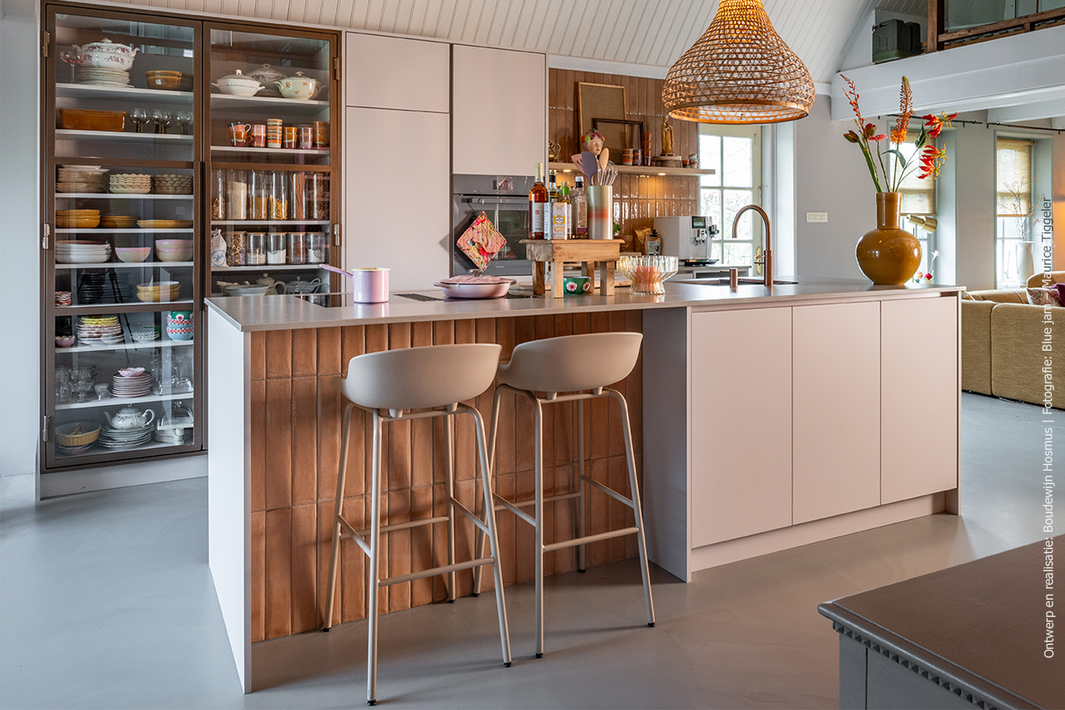 Sfeervolle lichtbeige keuken met supermatte afwerking