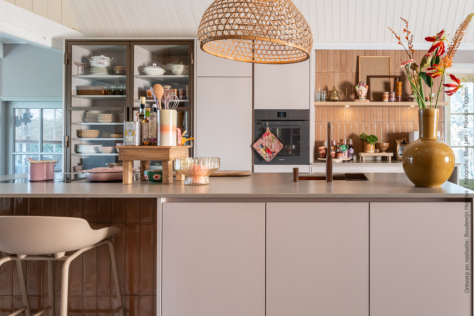 Stijlvolle moderne keuken met centraal kookeiland, afgewerkt in lichtbeige, matte HM01 Piombo
