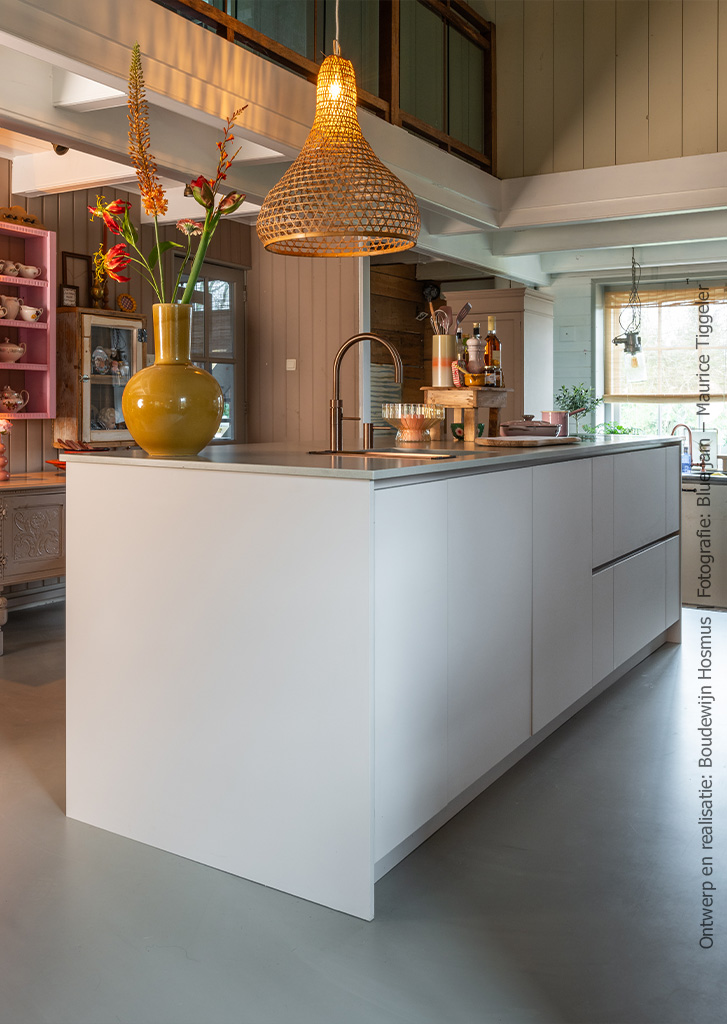 Stijlvolle moderne keuken met centraal kookeiland, afgewerkt in lichtbeige, matte HM01 Piombo