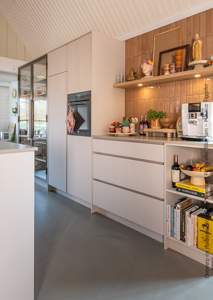 Stijlvolle moderne keuken met centraal kookeiland, afgewerkt in lichtbeige, matte HM01 Piombo
