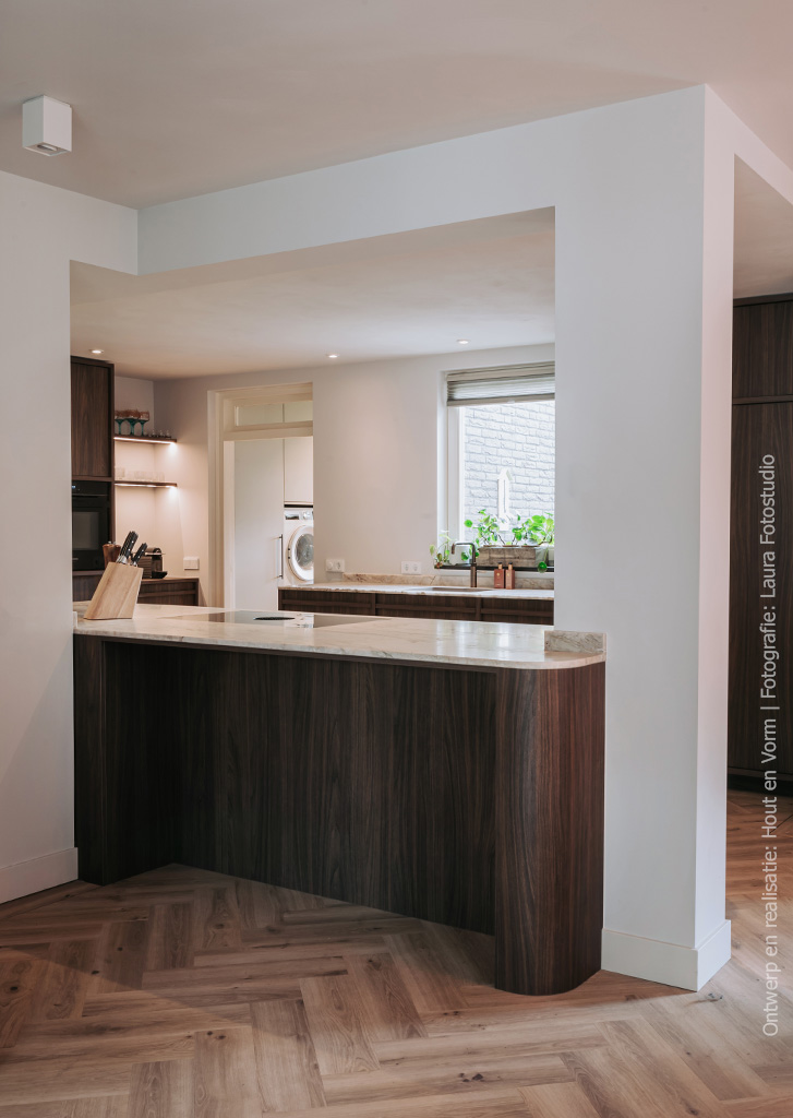 Moderne keuken met levendige uitstraling, uitgevoerd in donker walnoothoutdecor LS17 Poro Noce