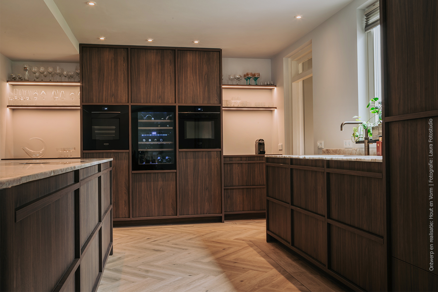Karakter in de keuken dankzij donker walnootdecor