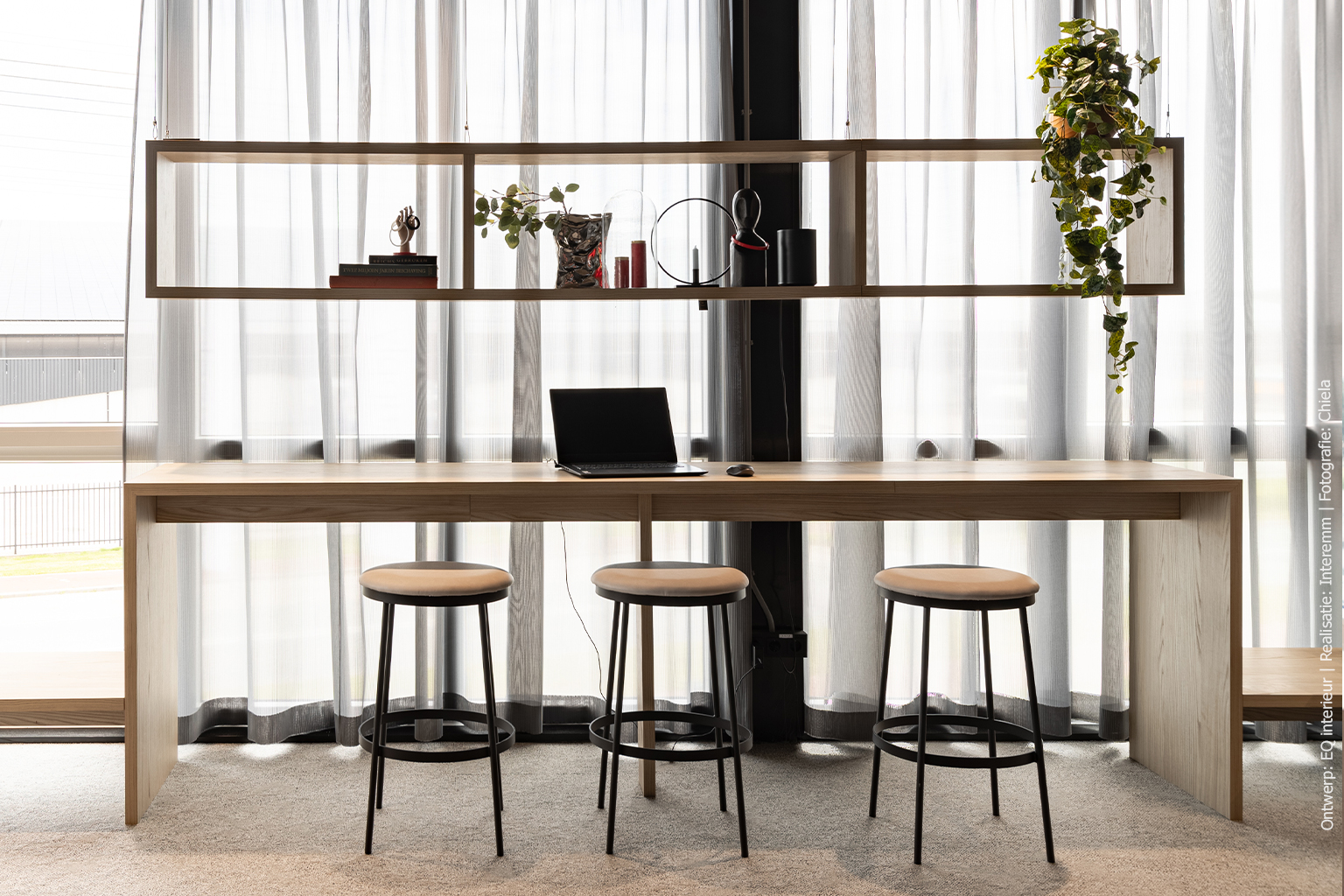 Stijlvol en functioneel: hoge werktafel in mat blond houtdecor