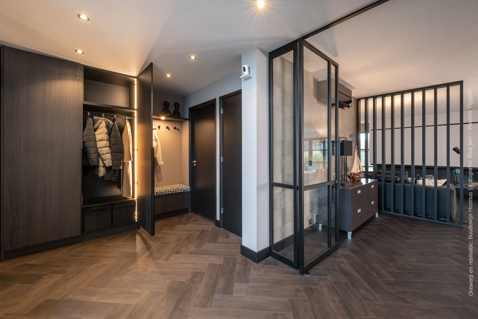 Donker houtdecor met warme nuance voor stijlvol maatwerk