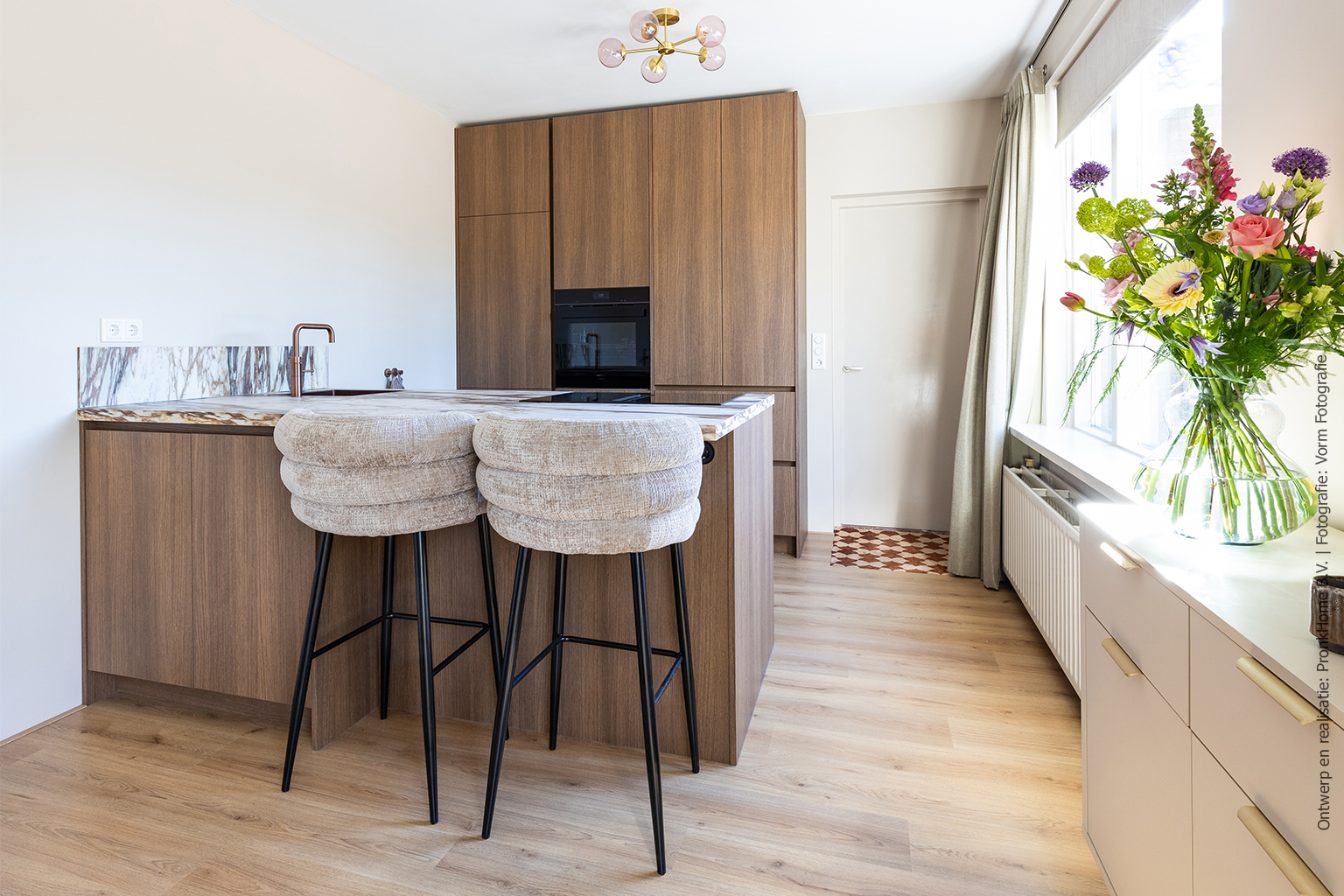 Modern marmer & bruin eiken in een tijdloos keukendesign