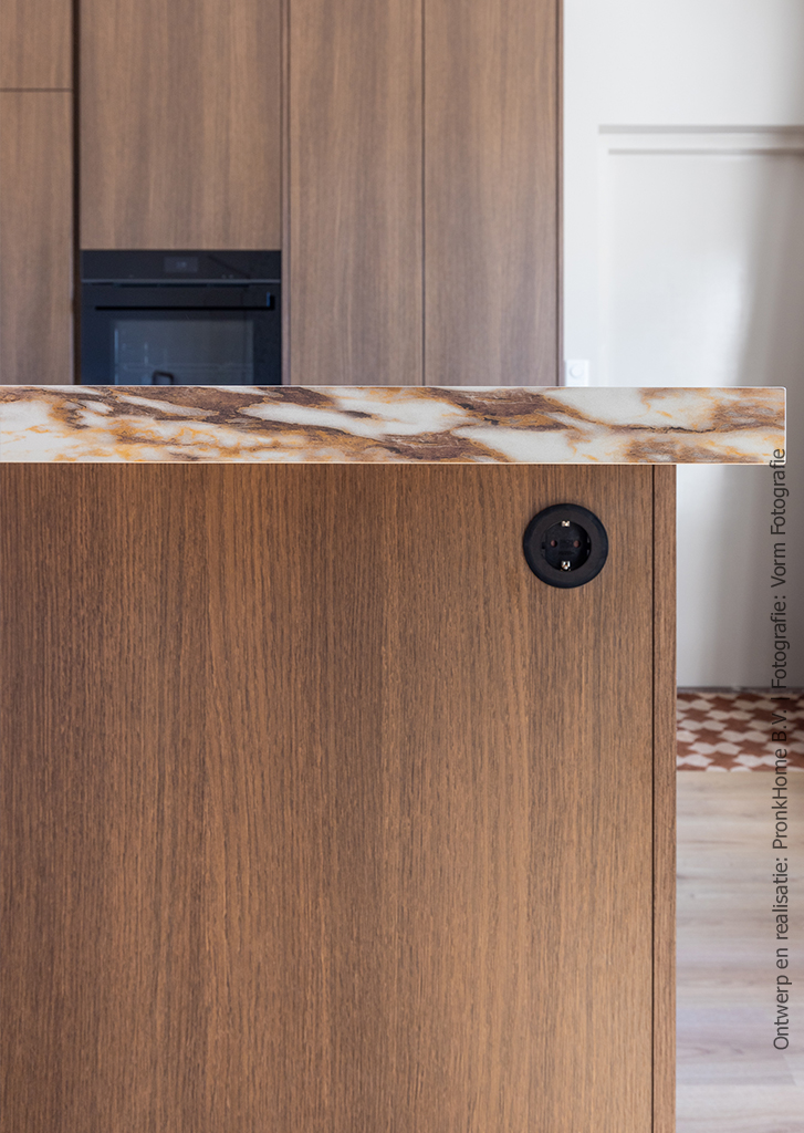 Stijlvolle keuken met S185 Quercia in bruin eiken en D045 Fiocco marmerlook blad