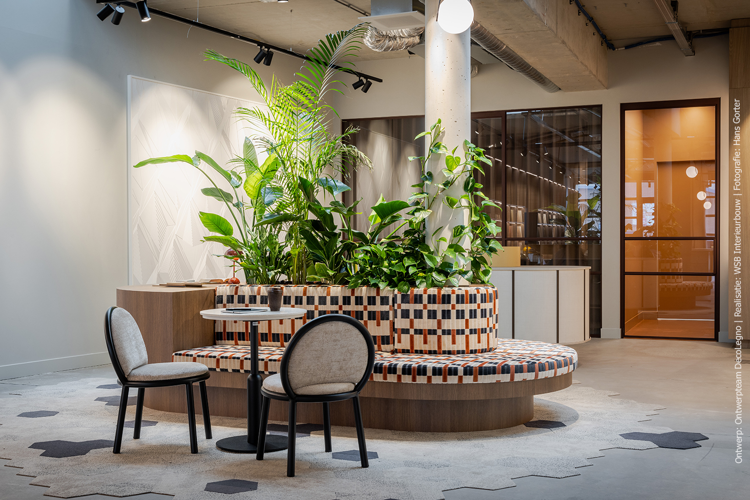 Eyecatcher in showroom Deventer: maatwerk bank in klassiek bruin
