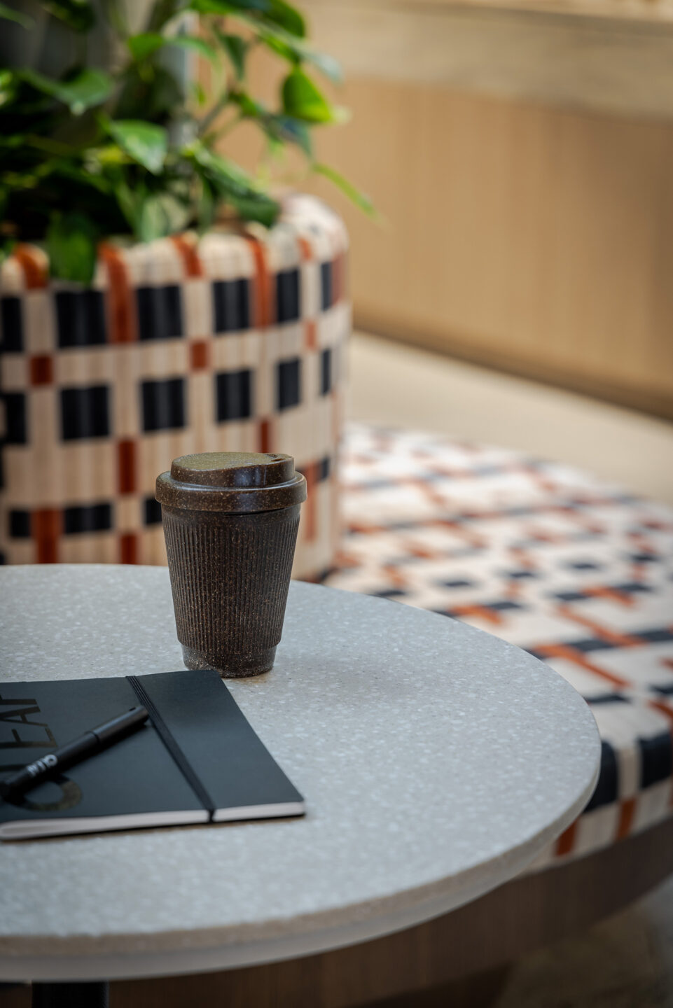 Koffietafel in solid surface Seeded van Durasein met koffiebeker