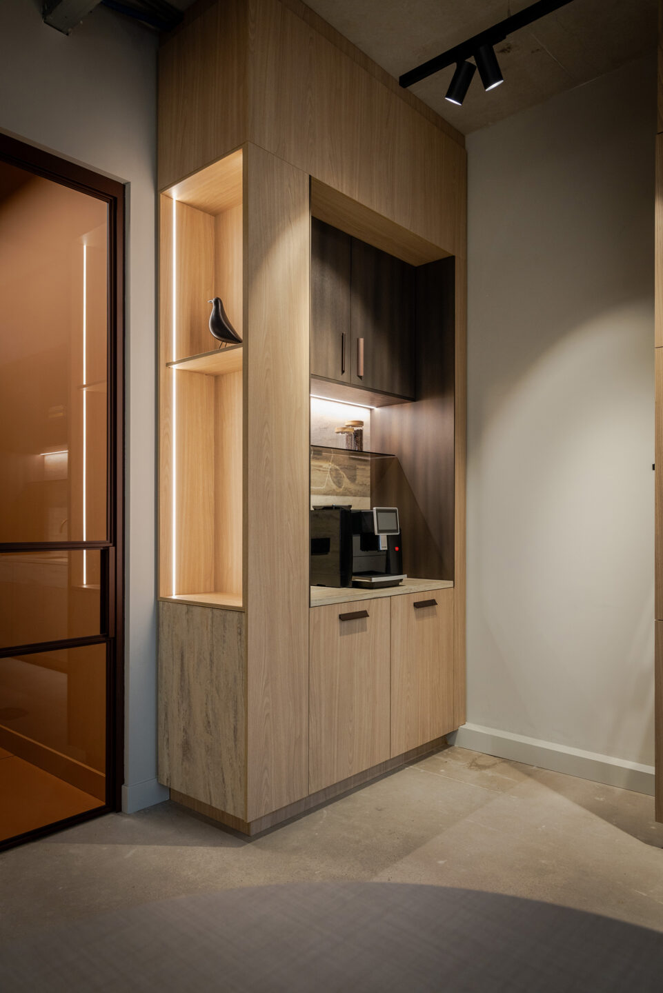 Keuken en koffiezetapparaat met open kast en ledverlichting in blond hout S173 Corteccia, FC98 Reflex en solid surface Sahara Dune