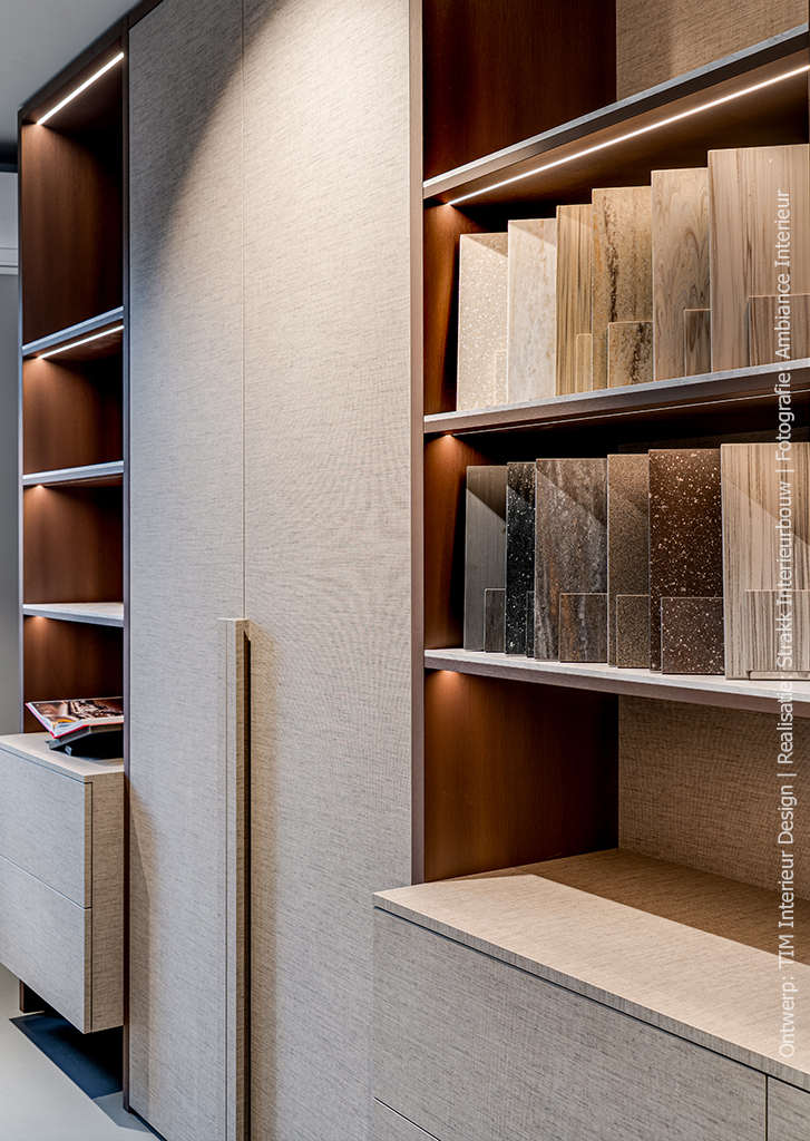 Stalenkast in de showroom van DecoLegno met decor FD31 Alpaca, een lichte beige structuur die doet denken aan geweven textiel