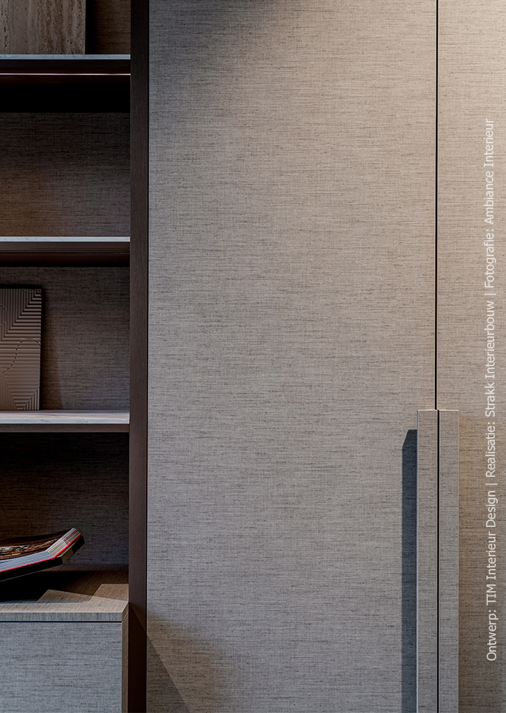 Stalenkast in de showroom van DecoLegno met decor FD31 Alpaca, een lichte beige structuur die doet denken aan geweven textiel