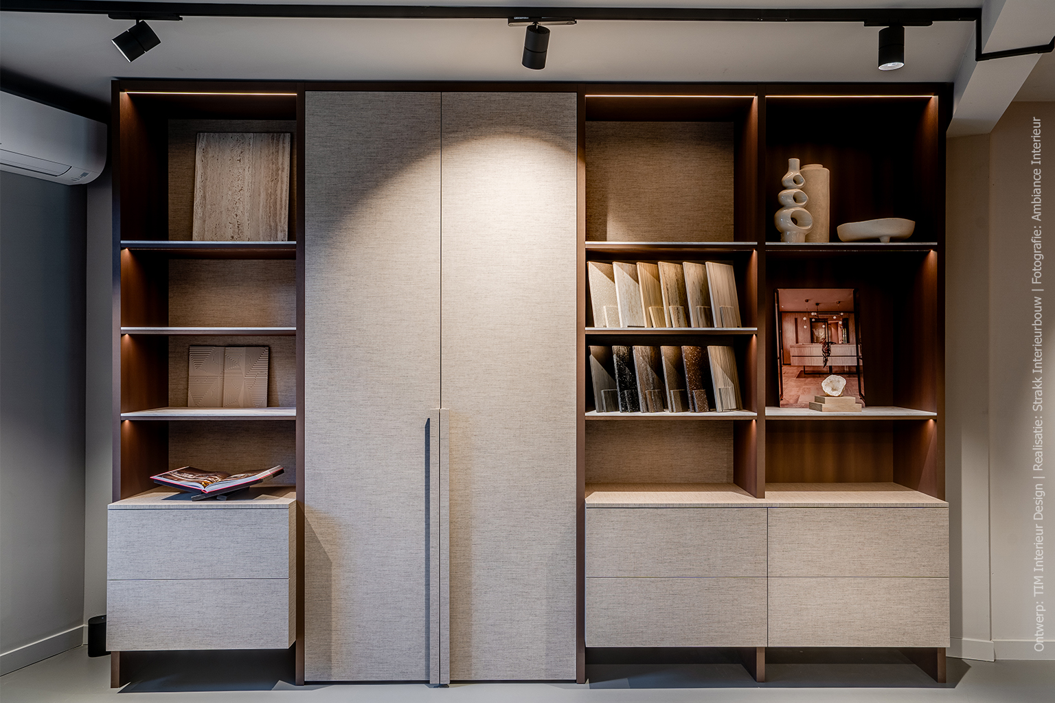 Stijlvolle showroomkast in Echt met textiele beige uitstraling