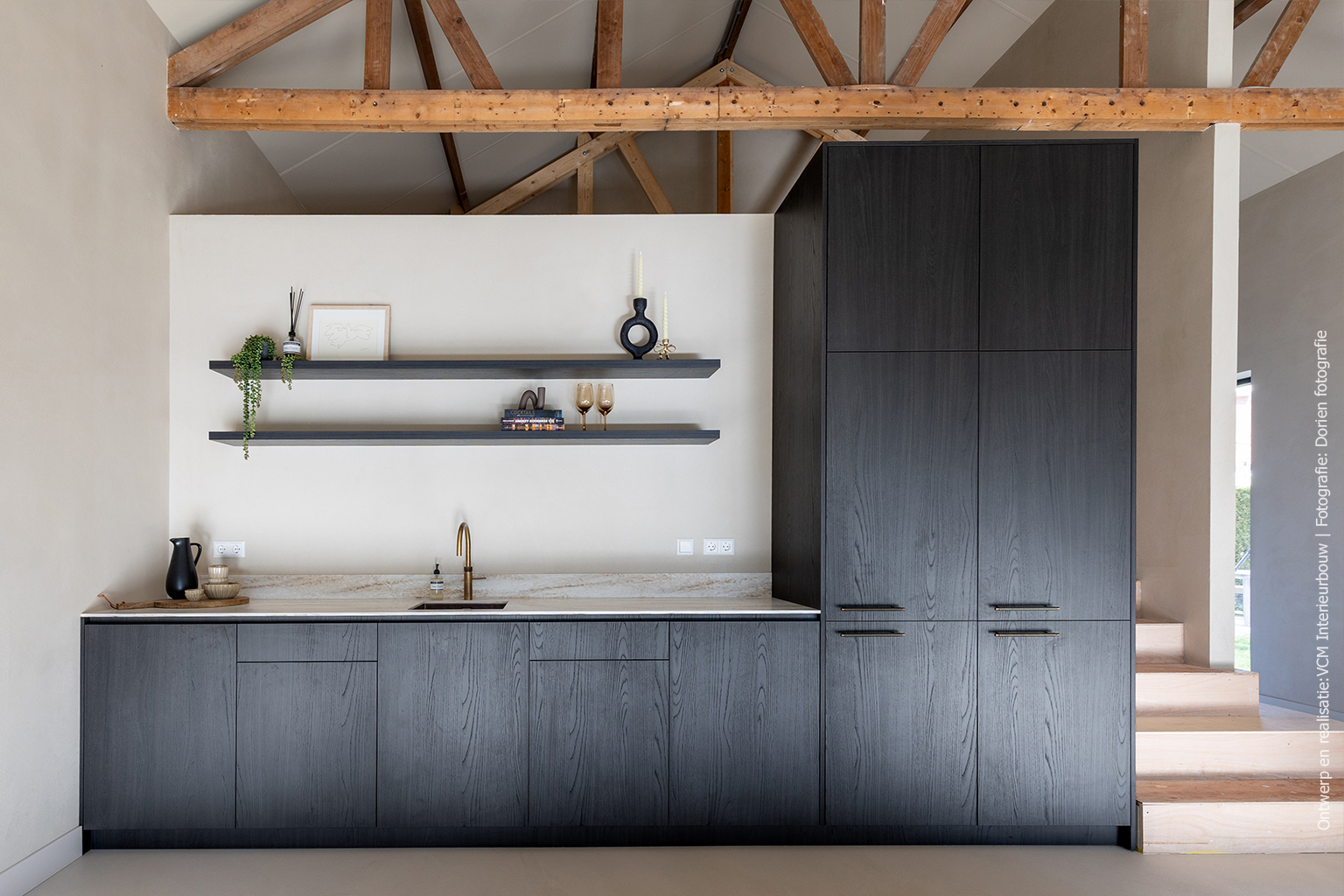 Keuken met fronten in donker houtdecor S176 Corteccia en Durasein werkblad DM5002 Weathered Wood met karaktervolle onyxtekening