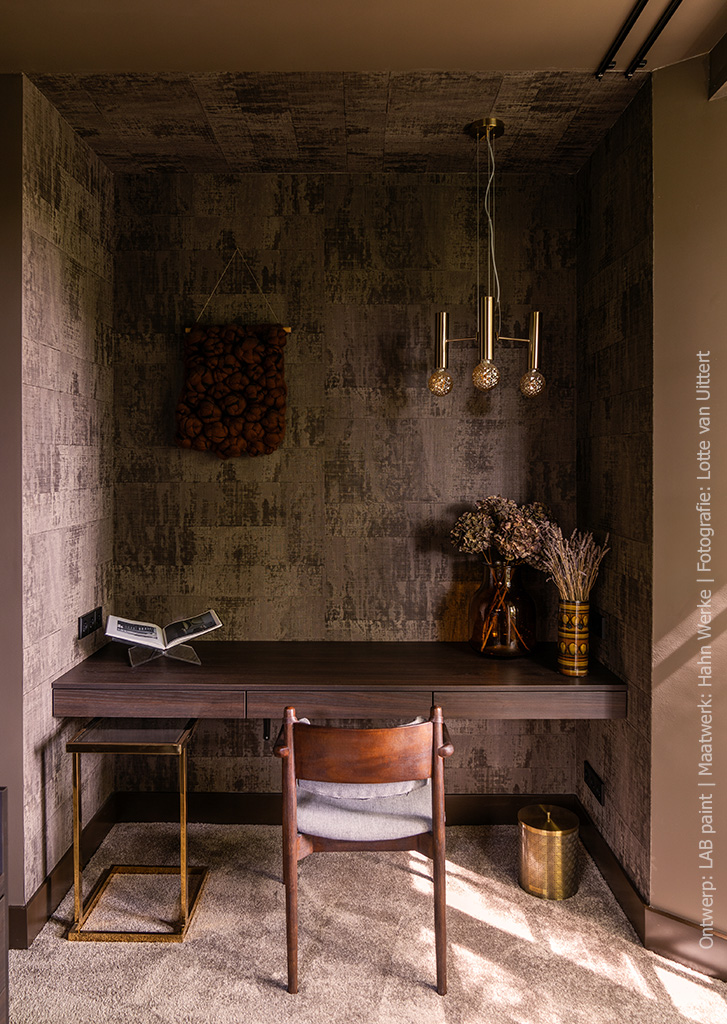 Maatwerk bureau in donkerbruin decor S176 Corteccia met zwarte nuance en houtstructuur